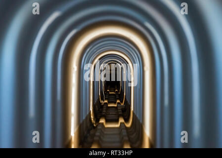Arc Tunnel, verschiedene Farbe Licht im Inneren. Geheimnis Bohrung Stockfoto