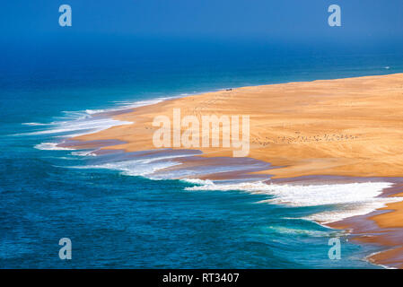 Malerischer Blick auf Surf Strand und Meer in der Nähe von Nazare Portugal. Stockfoto