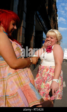 Urbane Szene: Vivian und Colette chitchatting in der Sauchiehall Street, Glasgow, Schottland, Großbritannien Stockfoto