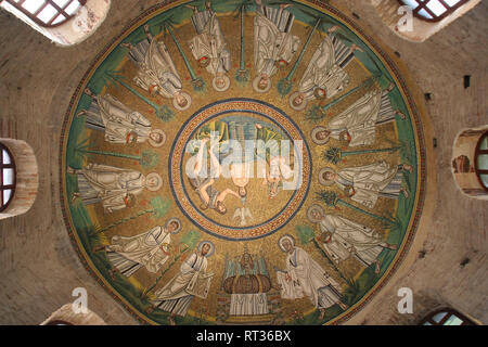 Italien. Ravenna. Arian Baptisterium. Von Theoderich der Große 5.-6. Jh. errichtet. Die Taufe von Jesus. Die frühen Christen. Stockfoto