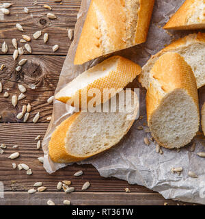 Fotografie von Baguette auf Tisch Stockfoto