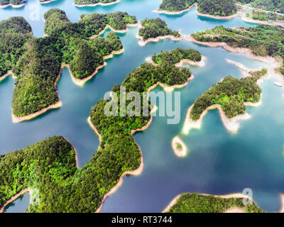 Luftaufnahme von Tausend Island Lake. Vogelperspektive von Süßwasser Qiandao Hu. Versunkene Tal in Jingdezhen Land, Hangzhou, Provinz Zhejiang, China. Stockfoto