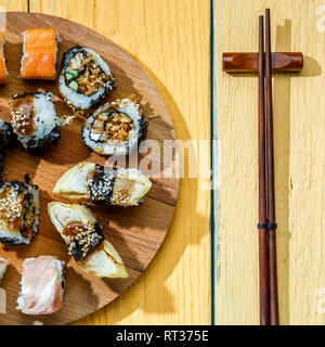 Sushi auf Holzbrett eingestellt Stockfoto