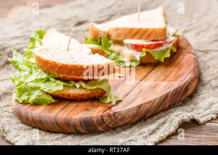Sandwiches mit grünen an Bord Stockfoto
