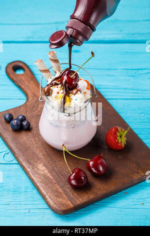 Frische kirsche Milchshake und Beeren besprüht Schokolade. Stockfoto