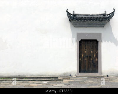 Haus der antiken Architektur. Eingangstor in der Traditionellen Chinesischen Gebäude in einer Stadt. Wenyuan Shicheng, Hangzhou, Provinz Zhejiang, Stockfoto