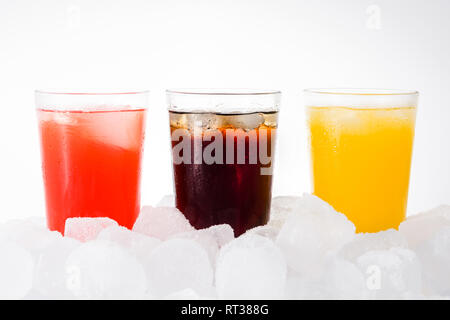 Bunte alkoholfreie Getränke für den Sommer mit Eiswürfeln auf weißem Hintergrund Stockfoto