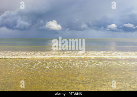 Wolken in einem stürmischen Himmel über dem Meer in der Nähe des goldenen Sandstrand Strand der Ostsee Stockfoto