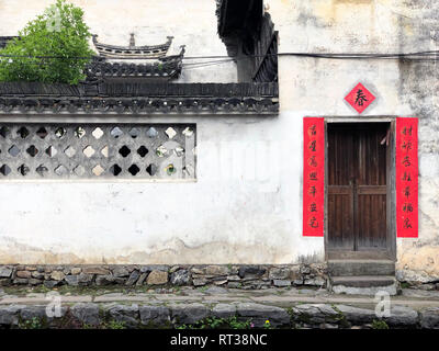 Erhöhung von kleinen traditionellen Chinesischen Haus. Qinchuan Dorf, Hangzhou, Provinz Zhejiang, China. Übersetzung der Zeichen - Wohlstand bleibt Stockfoto