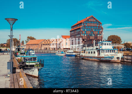 Schiffe und Boote auf Flusses Dane in der Altstadt von Klaipeda. Litauen. Stockfoto