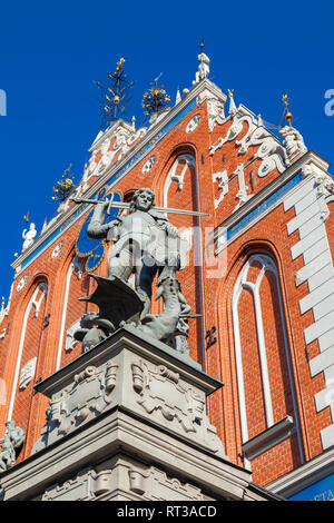 Skulptur des Hl. Georg auf der Fassade des Hauses der Mitesser auf dem Rathausplatz in Riga, Lettland. Stockfoto