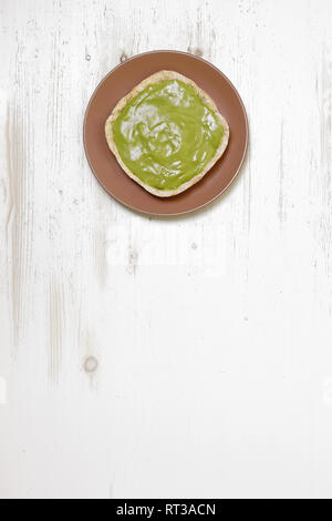 Glutenfreie hausgemachte Kuchen mit Matcha Tee Cottage auf weißem Holz- Hintergrund Stockfoto