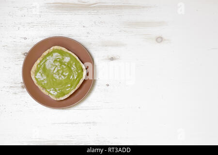 Glutenfreie hausgemachte Kuchen mit Matcha Tee Cottage auf weißem Holz- Hintergrund Stockfoto