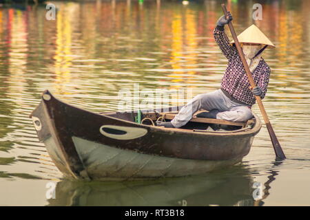 Vietnamesin Paddeln in einem Boot auf dem Fluss von Hoi An Vietnam Stockfoto