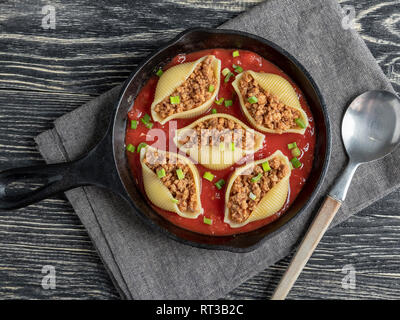 Gekochten Nudeln conchiglioni gefüllte Hackfleisch, Tomatensauce Stockfoto