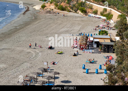 Cabo Roig, Spanien - 19. Februar 2019: Sonnenbaden Genießen Sie im Winter einen sonnigen Tag am Sandstrand von Cabo Roig. Mittelmeer, sonniger Tag, Spanien Stockfoto