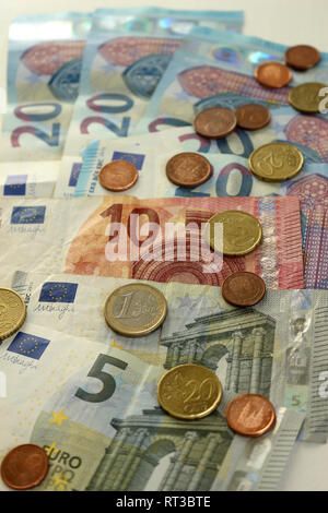 Ein Haufen von Euro-Banknoten und -Münzen Stockfoto