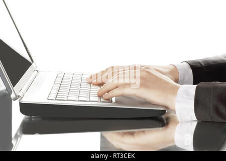 Seitenansicht. Bis zu schließen. Geschäftsmann Tippen auf Laptop. Stockfoto