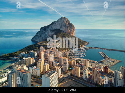 Drone sicht Felsen Penon de Ifach, Hafen, Mittelmeer Dächer der Häuser Calpe Stadtbild Stockfoto