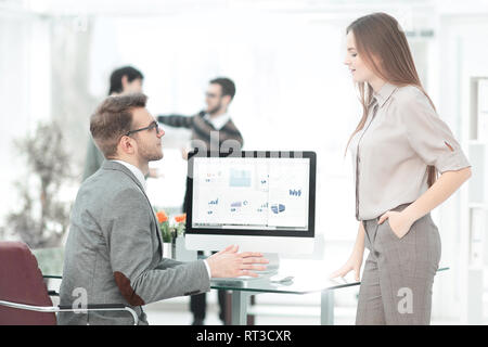 Zwei Mitarbeiter der Firma ueber finanzielle Daten Stockfoto