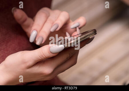 Das Mädchen berührt ihren Finger auf dem Bildschirm "Telefon" Stockfoto