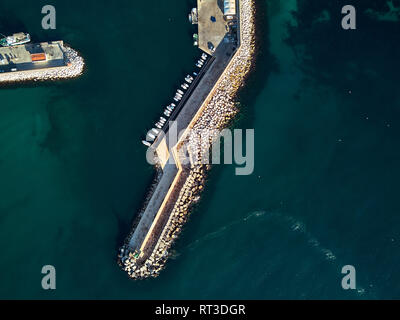 Antenne drone Sicht pier mole Mole und türkis-grüne Wasser des Mittelmeers. Calpe Badeort Marina Foto von oben Stockfoto