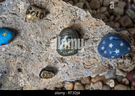 Stein Garten am See Stadt, Florida Veterans Administration Medical Center. Die Steine sind von Hand bemalt und in einen kleinen Garten in der Nähe der entr platziert Stockfoto