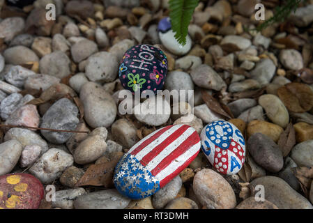 Stein Garten am See Stadt, Florida Veterans Administration Medical Center. Die Steine sind von Hand bemalt und in einen kleinen Garten in der Nähe der entr platziert Stockfoto