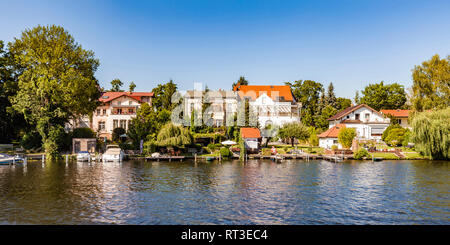 Deutschland, Treptow-Koepenick, in der Nähe von Oberschoeneweide, Spree Riverside und Ein- und Mehrfamilienhäuser Stockfoto