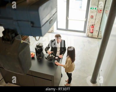 Kaufmann und Kauffrau in einer Kaffeepause im Büro Stockfoto