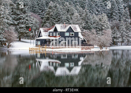 Haus am See in Abant See im Winter. Abant, Bolu, Türkei Stockfoto