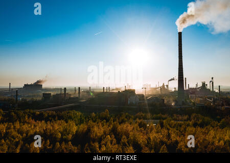 Industrielle Landschaft mit starker Verschmutzung durch eine große Fabrik produziert Stockfoto