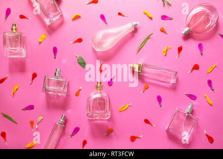 Parfum Flaschen mit der Blütenblätter Hintergrund Stockfoto