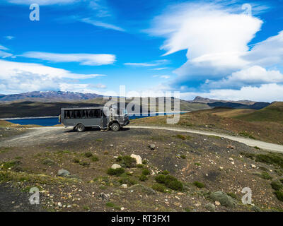 Chile, Patagonien, Torres del Paine Nationalpark, Cerro Paine Grande und Torres del Paine, Lago Nordenskjold, Bus Stockfoto