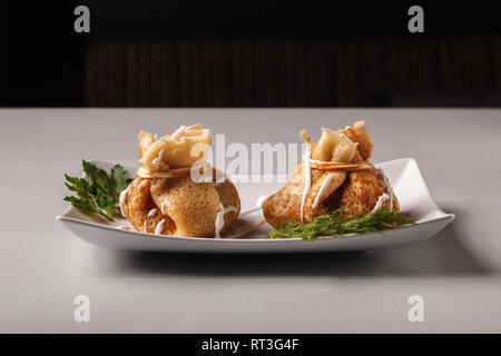Pfannkuchen mit Fleisch, Kräuter und Sauerrahm - Traditionelle für Russischen fastnachtswoche Maslenitsa - Frühlingsfest. Happy Faschingsdienstag Stockfoto