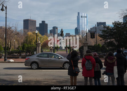 Die Leute, die auf der Suche an und die Bilder von der George Washington Statue, Boston Public Garden, Arlington Street, Boston, Massachusetts Stockfoto