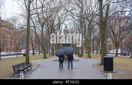 Zwei Personen im Alexander Hamilton Statue im Regen suchen, der Commonwealth Avenue, Boston, Massachusetts Stockfoto