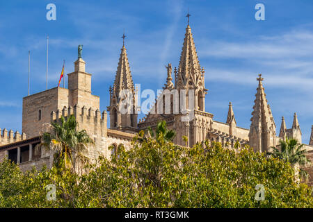 Die Dächer der Königlichen Palast von la Almudaina und Palma Kathedrale La Seu, Palma de Mallorca, Mallorca, Balearen, Spanien Stockfoto