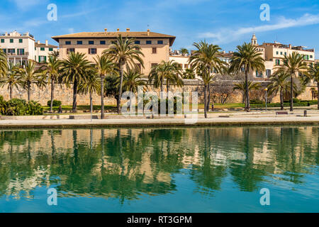 Historische mediterrane Gebäude neben dem Parc de la Mar in der Altstadt von Palma de Mallorca, Mallorca, Balearen, Spanien Stockfoto