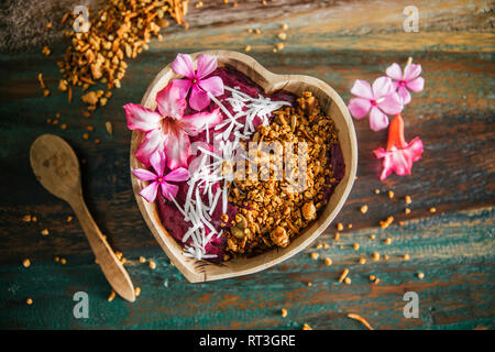 Acai Schüssel mit Kokosraspeln und Kürbis Müsli Stockfoto