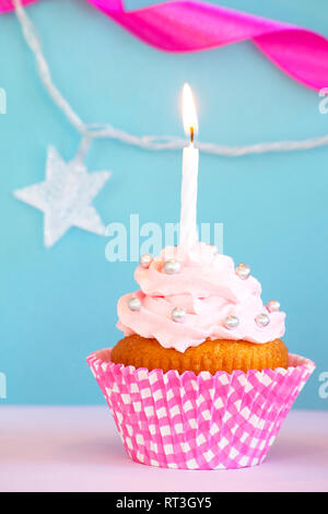 Geburtstag Kuchen mit einer brennenden Kerze Stockfoto