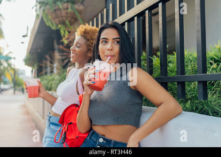 USA, Florida, Miami Beach, zwei weibliche Freunde mit einem alkoholfreien Getränk in der Stadt Stockfoto