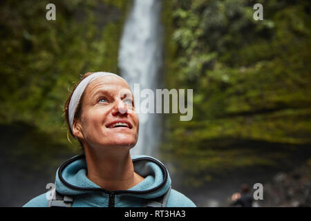 Chile, Patagonien, Vulkan Osorno, Porträt von Frau bewundern Las Cascadas Wasserfall Stockfoto