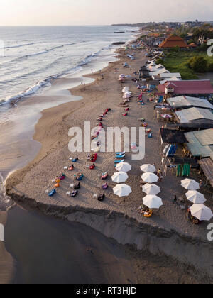 Indonesien, Bali, Jimbaran, Luftaufnahme von Batu Bolong Beach Stockfoto