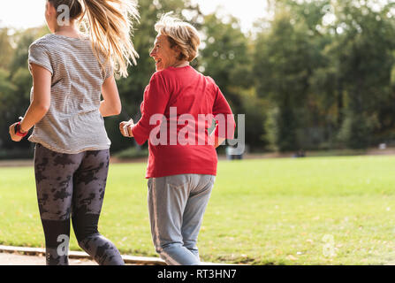 Enkelin und Oma Spaß, Joggen im Park Stockfoto