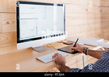 Nahaufnahme der Mann auf dem Boden Plan arbeiten zu Hause mit dem Computer und Grafiktablett Stockfoto
