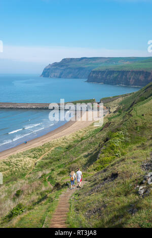 Die Cleveland an cattersty Sands, Skinningrove, North Yorkshire, England. Ein junges Paar auf die Stufen hinunter zum Strand führt. Stockfoto