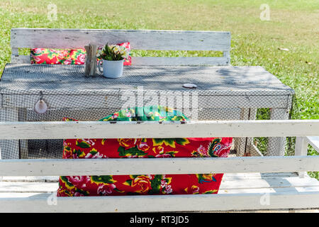 Bild des leeren Tisch im Garten des Hauses. Stockfoto