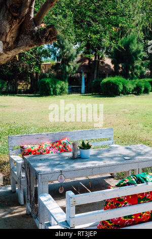 Bild des leeren Tisch im Garten des Hauses. Stockfoto