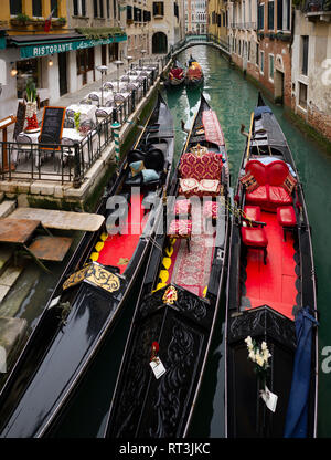 Gondeln festgemacht an einem Seitenkanal in Venedig, Italien. Stockfoto